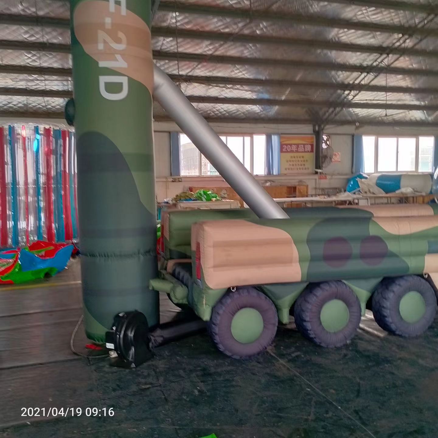 中国香港军事演习中的充气目标车辆：模拟发射车雷达车坦克飞机